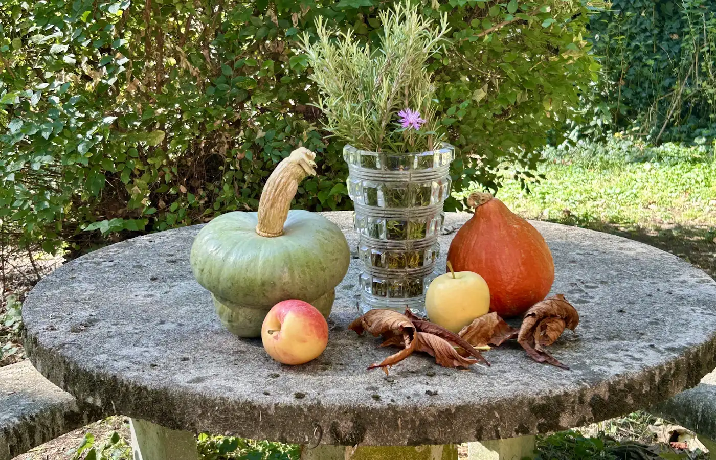 Herbstliches Gemüse und Obst auf einem Steintisch