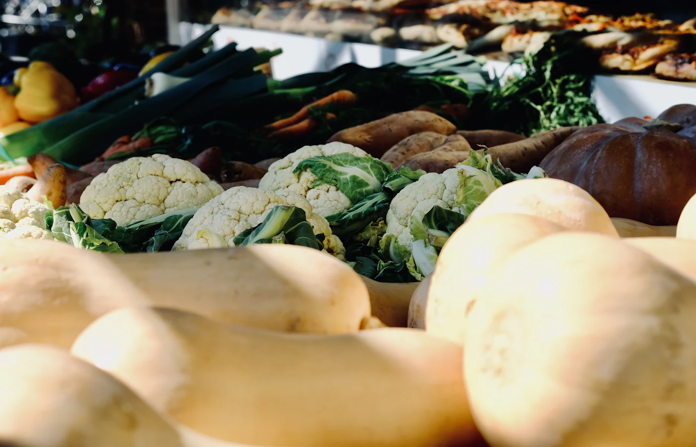 Frisches Gemüse und Brot an einem Marktstand